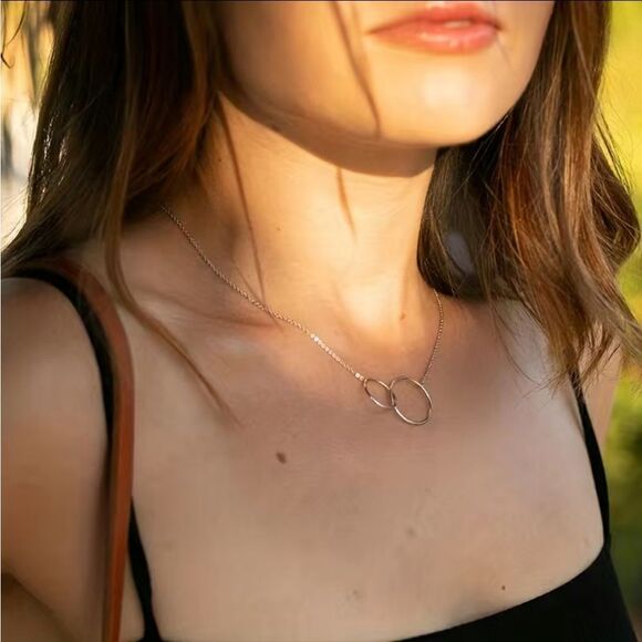 Gorgeous Mom Necklace, Mother’s Day or Grandma Gift with Yellow Box + Card​ - Picture 5 of 8